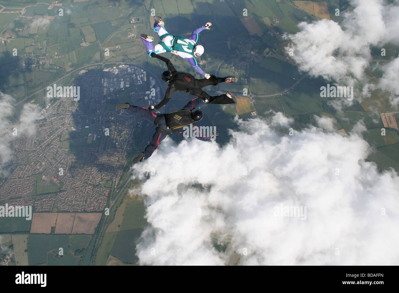 Drei Fallschirmspringer Formationen im Freifall zu tun Stockfoto