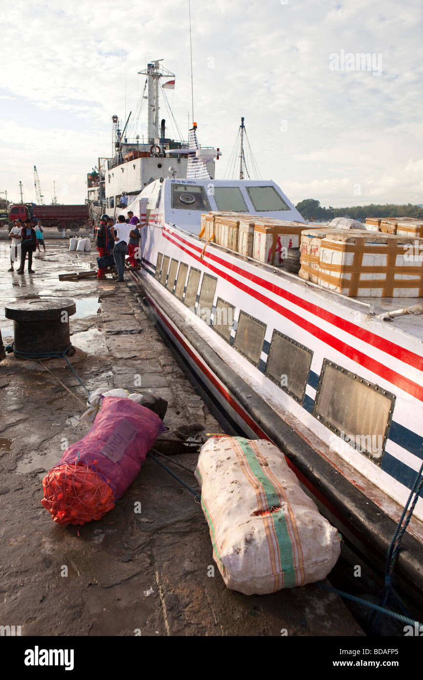 Indonesien Sulawesi Kendari Kai Küsten Fähre Schiff Fracht geladen auf Oberdeck Stockfoto