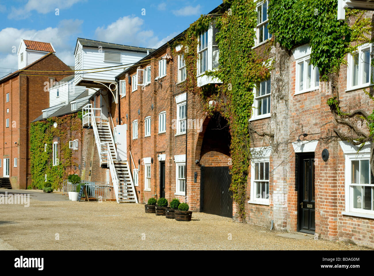 Die Maltings, Snape, Suffolk, jetzt als Luxuswohnungen, neben der weltweit renommierten Musikzentrum wiederhergestellt. Stockfoto