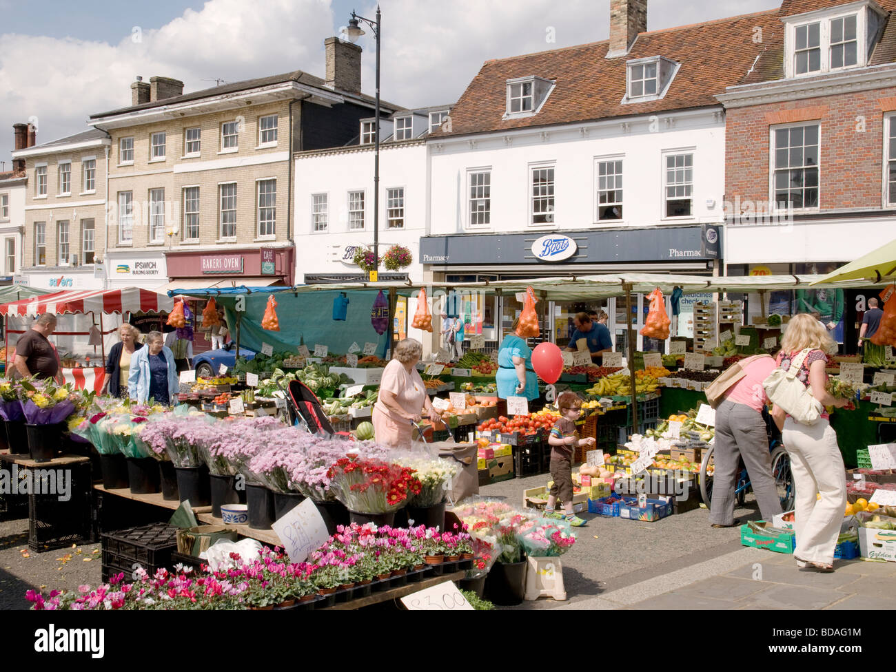 Zweimal wöchentlich stattfindenden Markt auf dem Marktplatz, mitten in Sudbury, Suffolk, England. Stockfoto