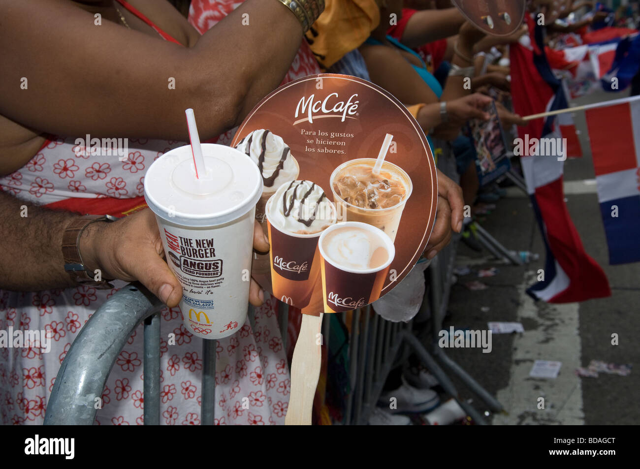 McDonald s McCafe Getränke sind während der 27. jährlichen Dominikanischen Independence Day Parade in New York gefördert. Stockfoto