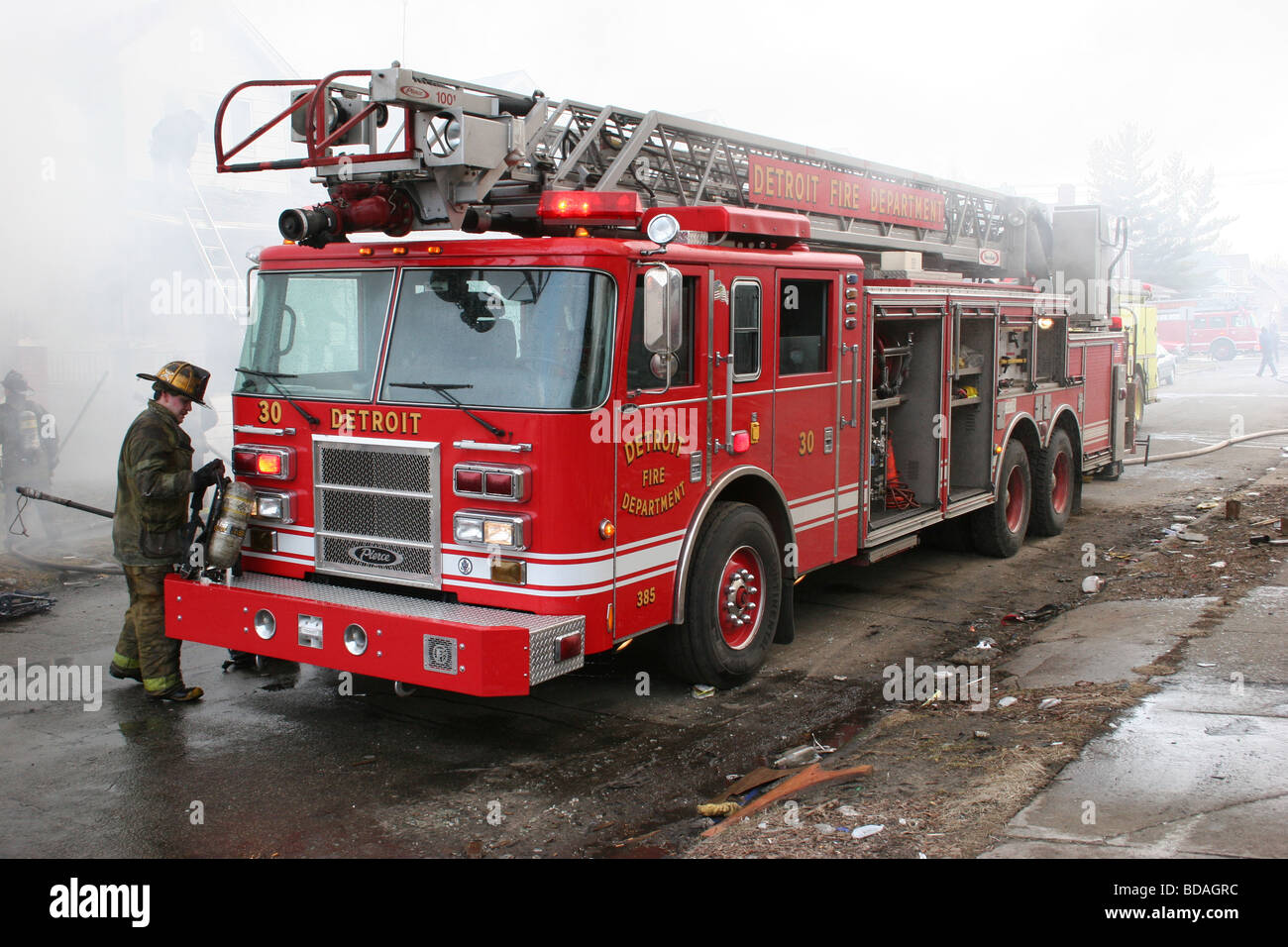Leiter Company 30 am Brandort Detroit Fire Department Detroit Michigan USA, von David Traiforos/Dembinsky Photo Assoc Stockfoto