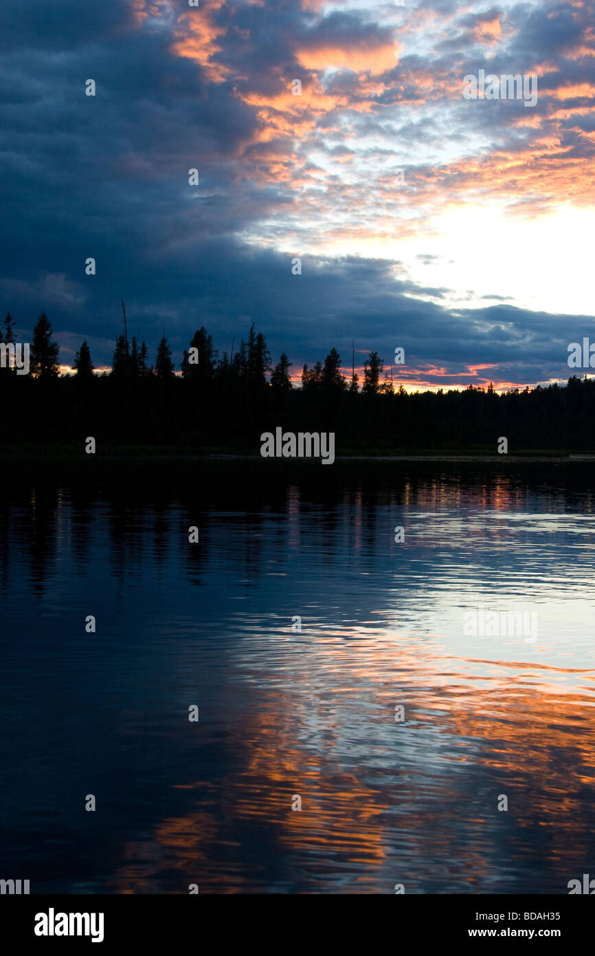 Sonnenuntergang spiegelt sich auf einem kleinen See in Zentral-Alberta, Kanada Stockfoto