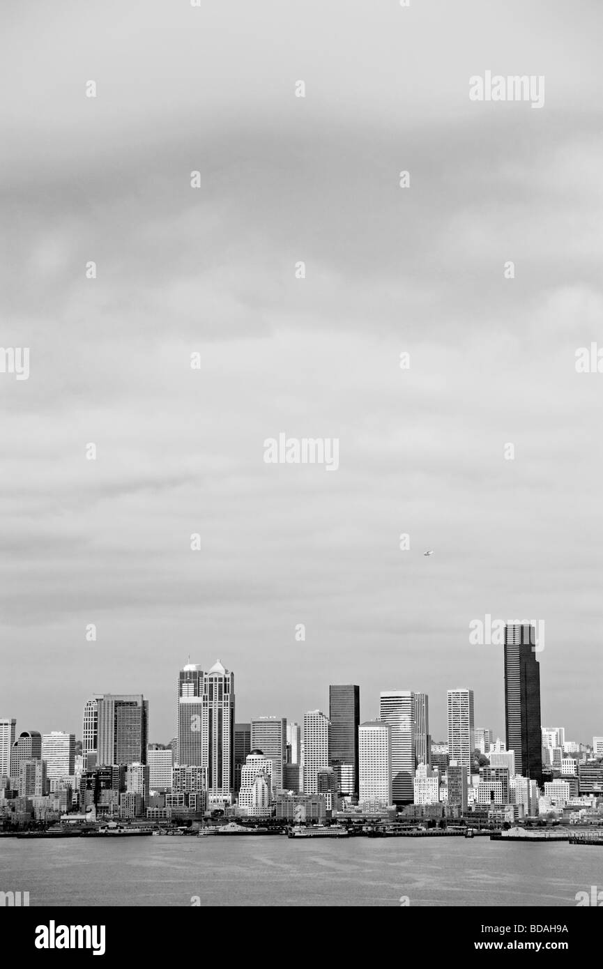 Die Seattle Skyline von West Seattle gesehen. Schiffe und Boote ply den Gewässern der Elliott Bay. Seattle ist auch eine Kreuzfahrt-Schiff-Hafen Stockfoto