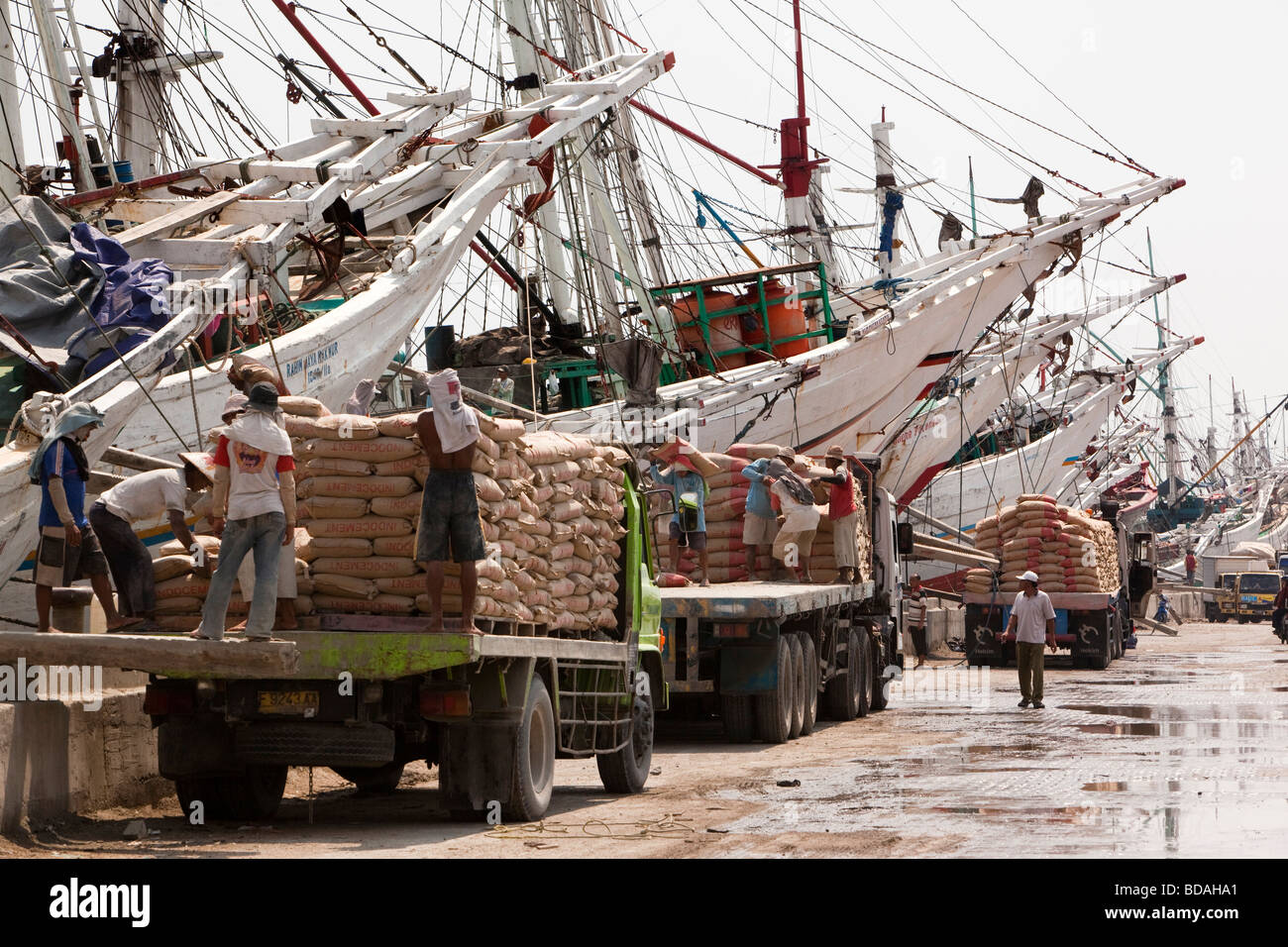 Indonesien-Java-Jakarta alte Batavia Sunda Kelapa Arbeiter Zement-Taschen in der Hitze der Mitte Tag laden Stockfoto