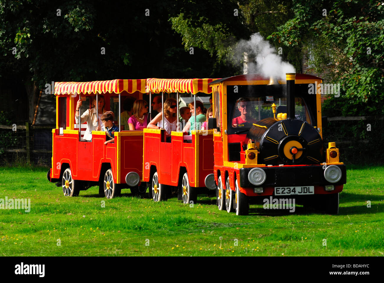 Besucher Chawton Dorffest mit einem Mini Bahn rund um die Anlage, der chawton, Hampshire, UK. 08.08.2009 Stockfoto