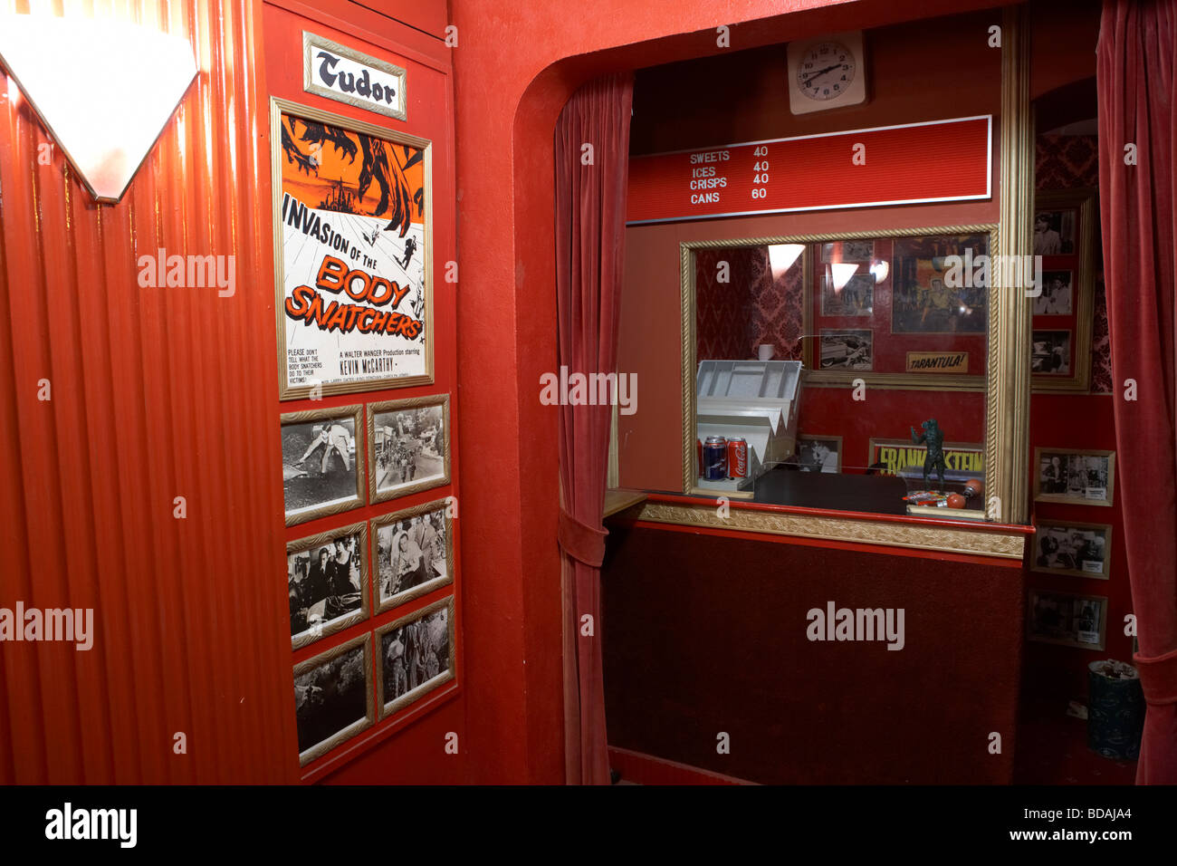 Ticket und Konzession Kiosk mit alten 50er Jahre B-Movie-Poster in der Eingangshalle des tudor Privatkino in Comber Stockfoto