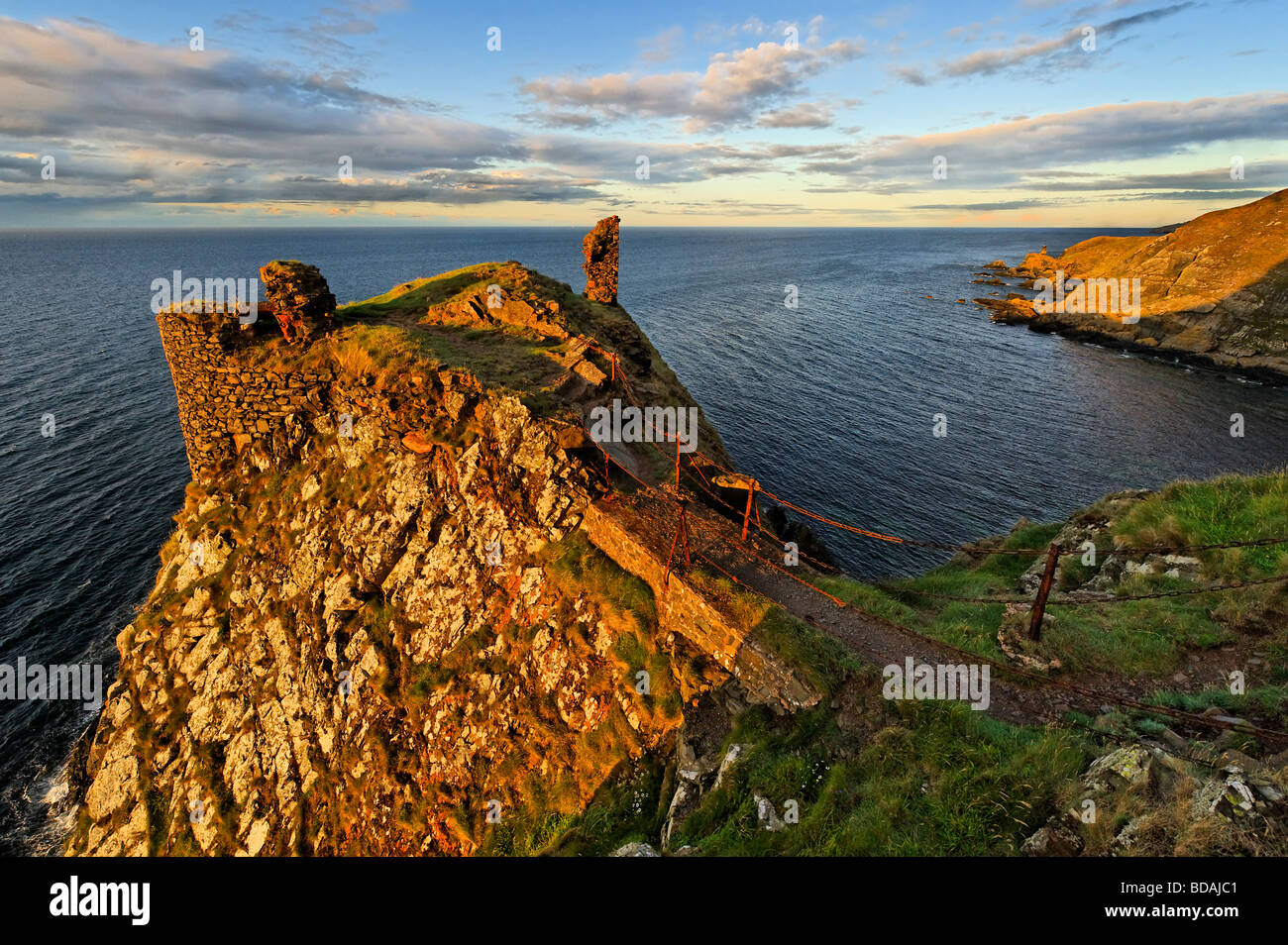 Am Abend Sonnenlicht auf den Ruinen der Burg schnell und der Küste von Berwickshire in den Scottish Borders Stockfoto