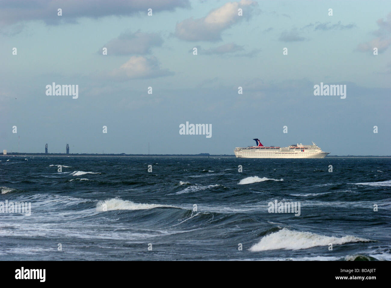 Carnival Cruise Line-Schiff ab Port Canaveral, Florida. Start-Plattformen können in der Ferne gesehen werden. Stockfoto