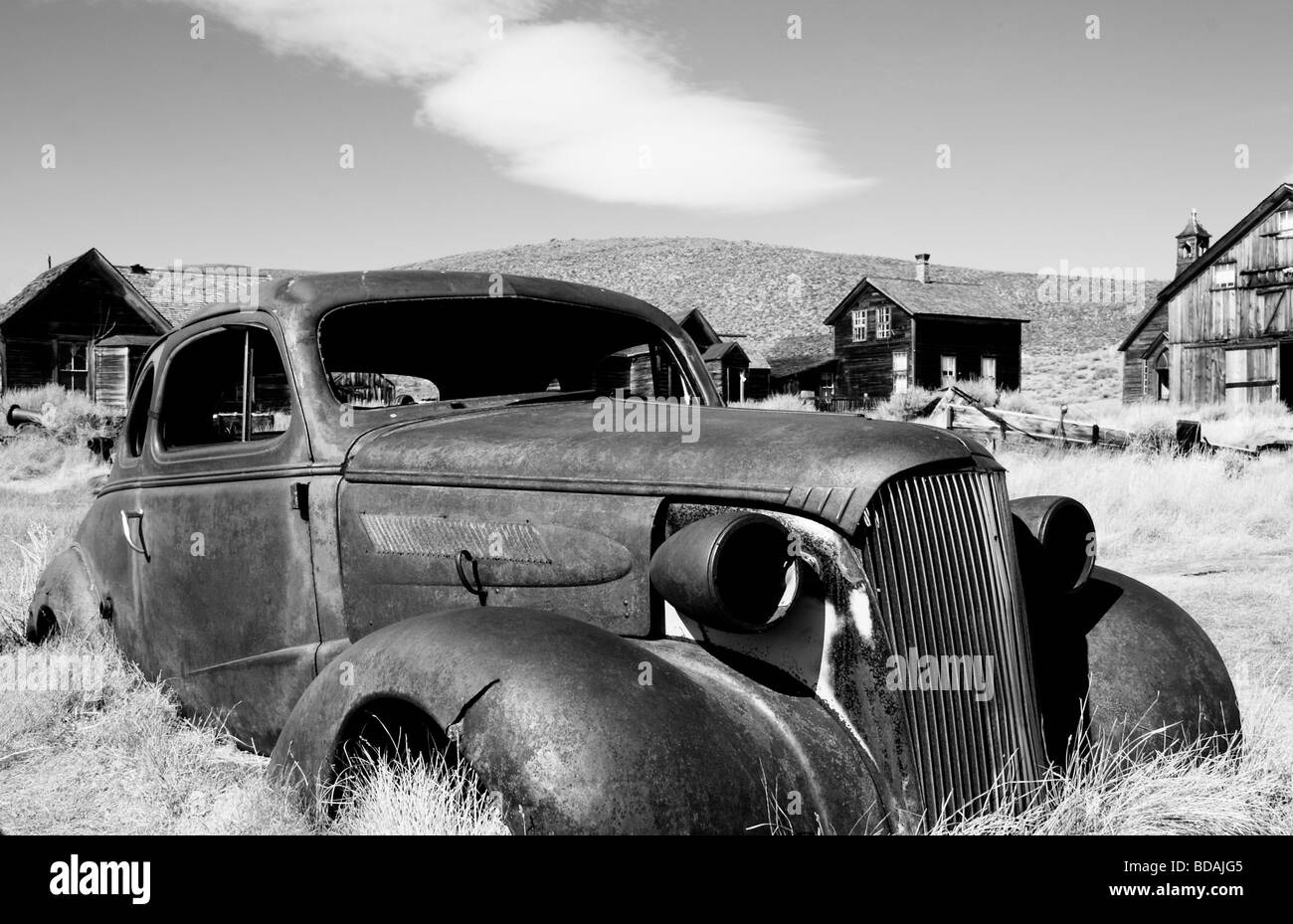 Verlassene, verrostete, Coupé in Geisterstadt Bodie, Kalifornien - schwarz / weiß Stockfoto