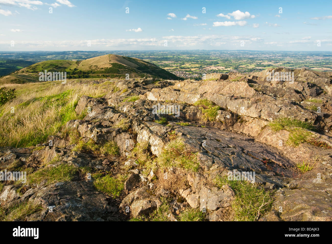 Blick Richtung Norden Hill und Tafelberg vom Gipfel des Worcestershire Leuchtfeuer in den Malvern Hills Worcestershire Uk Stockfoto