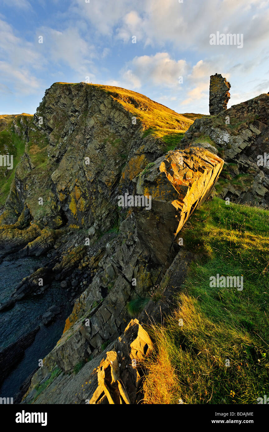 Am Abend Sonnenlicht auf den Ruinen der Burg schnell und der Küste von Berwickshire in den Scottish Borders Stockfoto