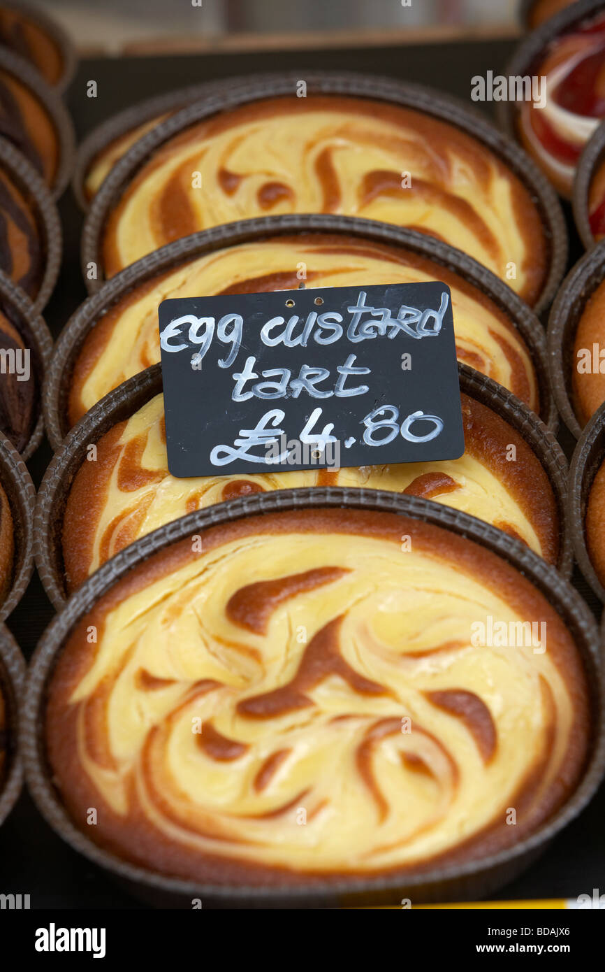 Eiercreme Torten für den Verkauf auf einem Imbissstand auf einem outdoor-Food-Markt in Großbritannien Stockfoto