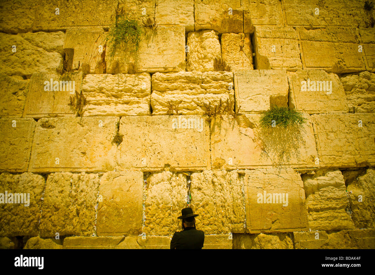 Ein Mann steht und betet an der Klagemauer in Jerusalem Stockfoto