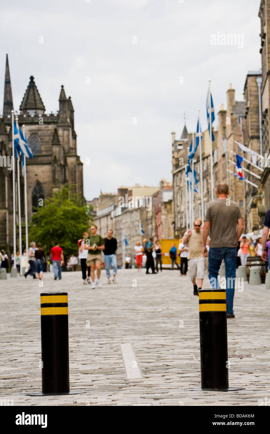 Ein Blick auf Edinburghs High Street (Royal Mile) mit St Giles Cathedral auf der linken Seite und Verkehr Poller im Vordergrund Stockfoto