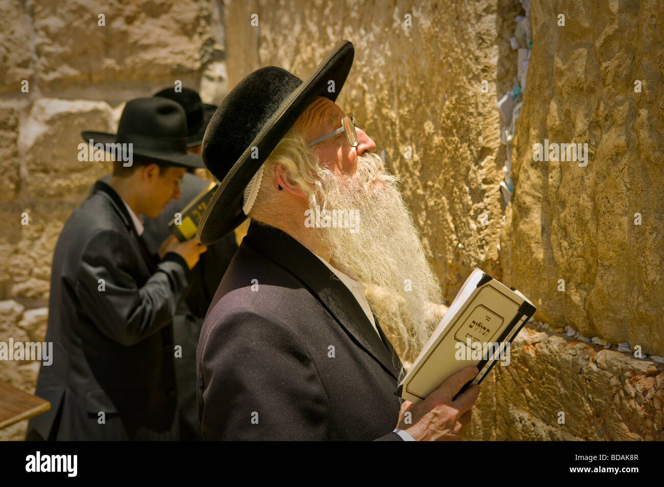 Ein älterer Mann betet an der Waililng Wand in Jerusalem Israel Stockfoto