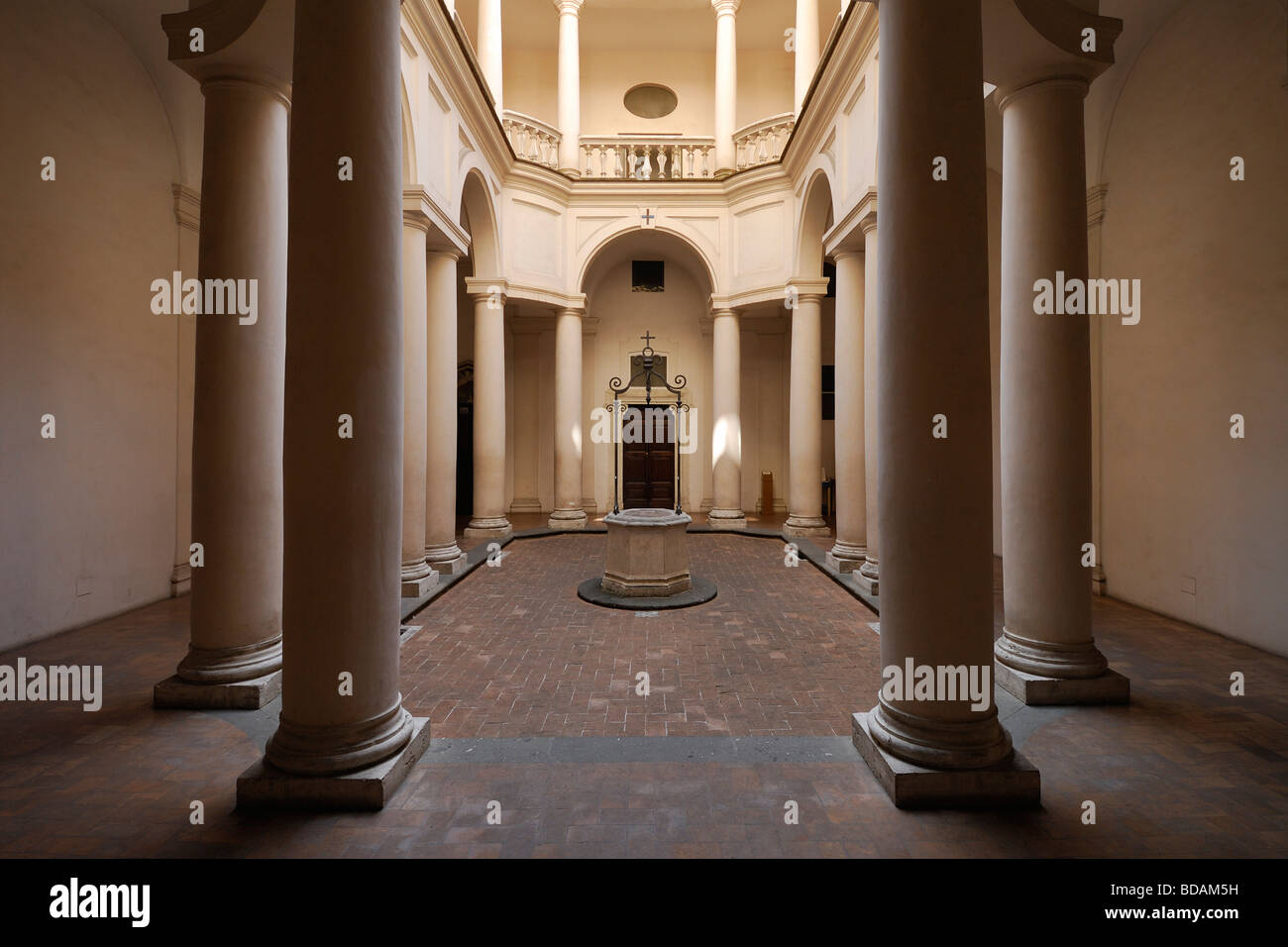 Rom Italien der Kreuzgang im Inneren der Kirche von San Carlo Alle Quattro Fontane von Francesco Borromini entworfen Stockfoto