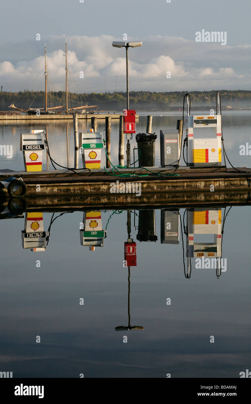 Eine Boot-Tankstelle in Mariehamn Osthafen auf den Åland-Inseln spiegelt sich in sehr ruhigen Bedingungen bei Sonnenaufgang Stockfoto