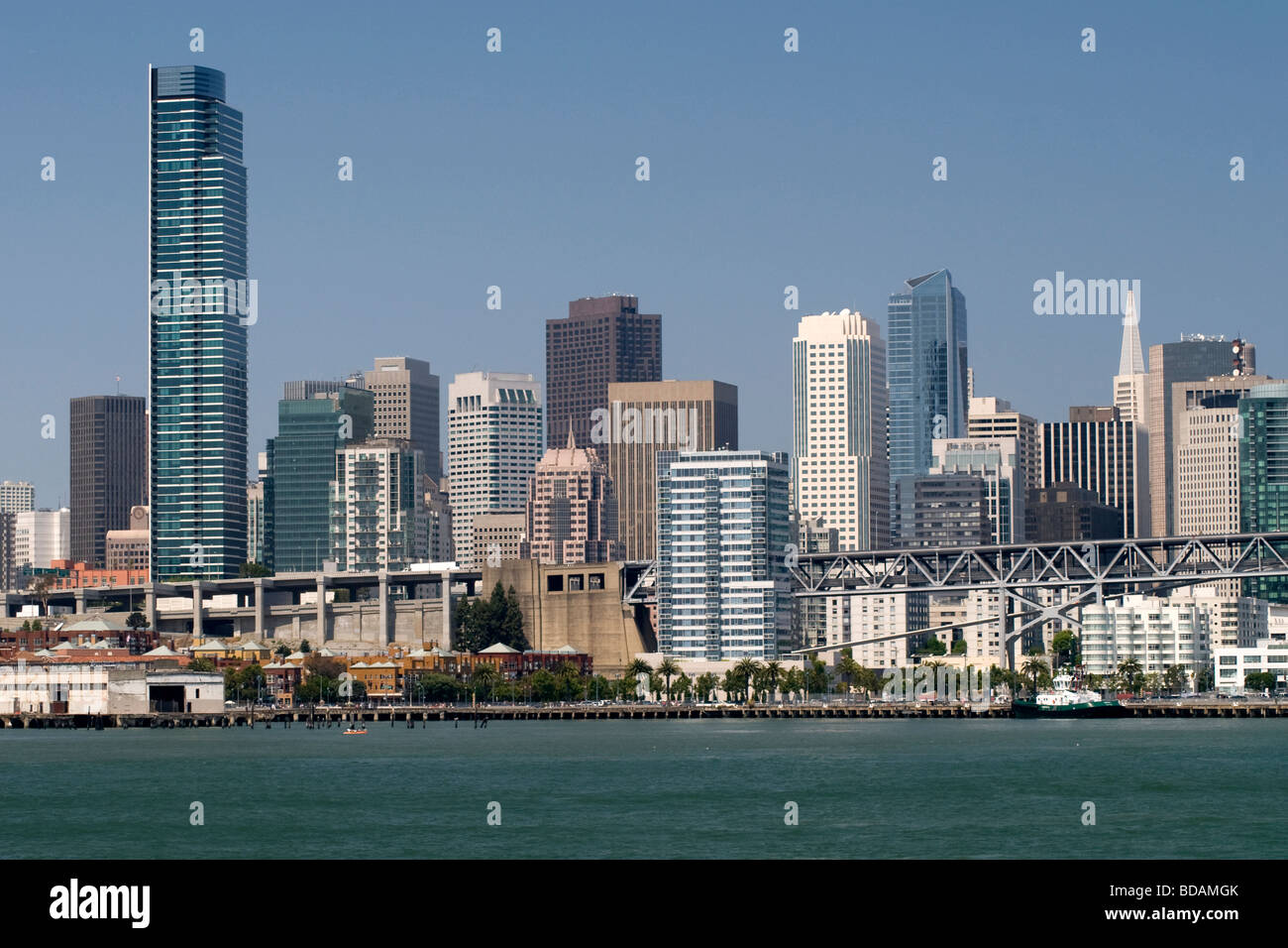 Skyline von San Francisco aus der Bucht in der Nähe von Pech Cove. Stockfoto
