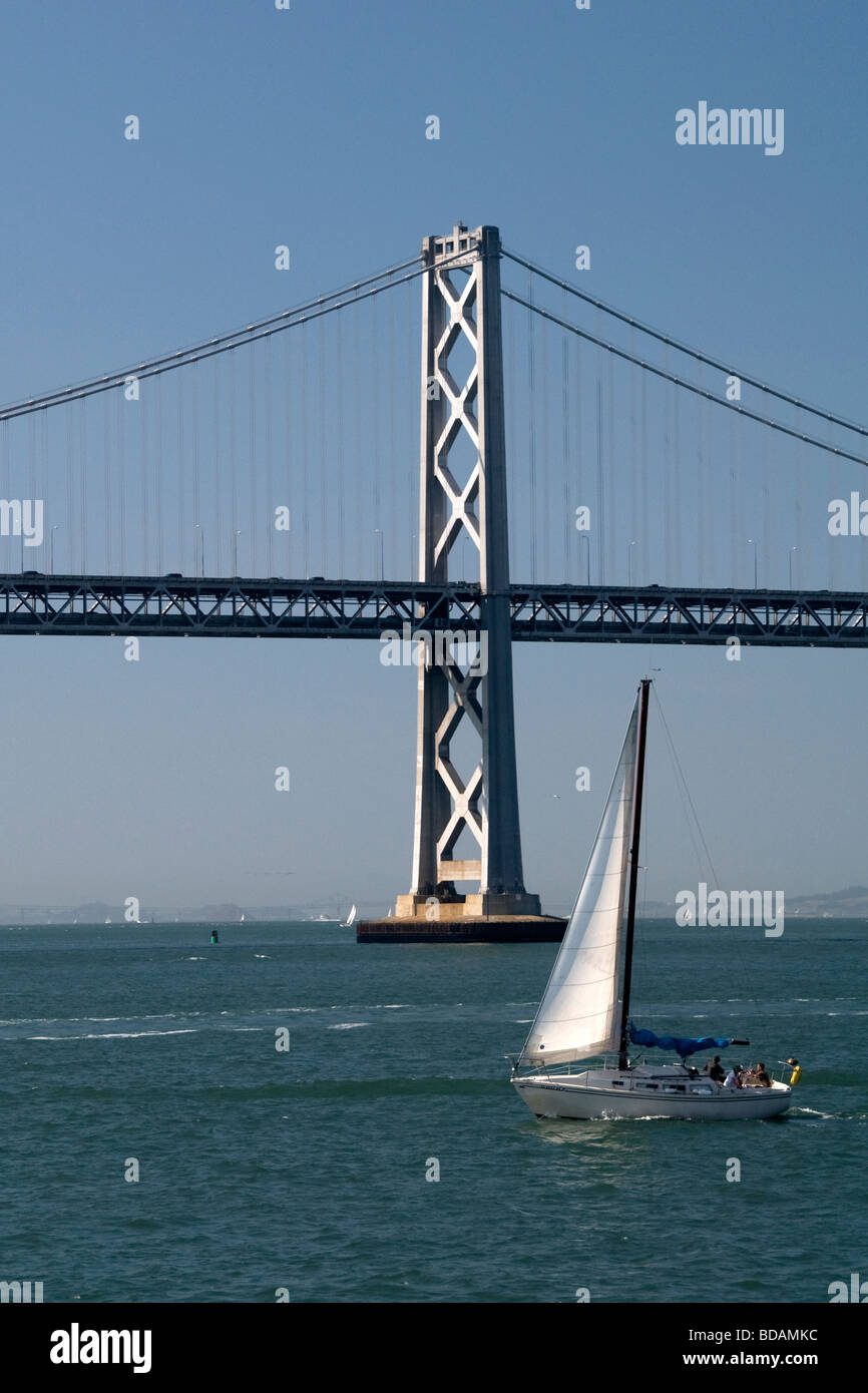 Segeln auf der San Francisco Bay in der Nähe von der Bay Bridge. Stockfoto