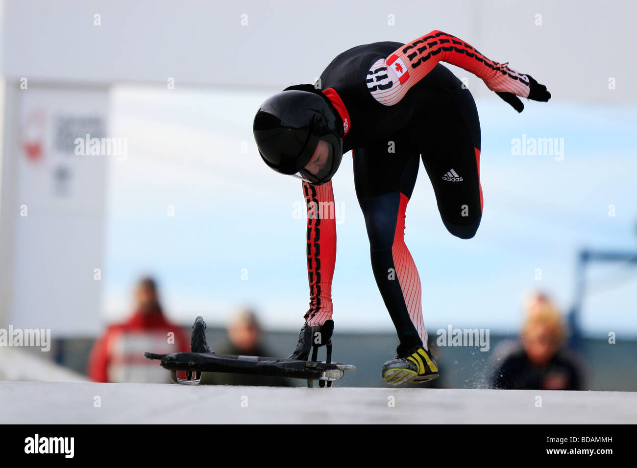 Ein Skelett-Racer liefen die Strecke vor dem Sprung auf. Stockfoto