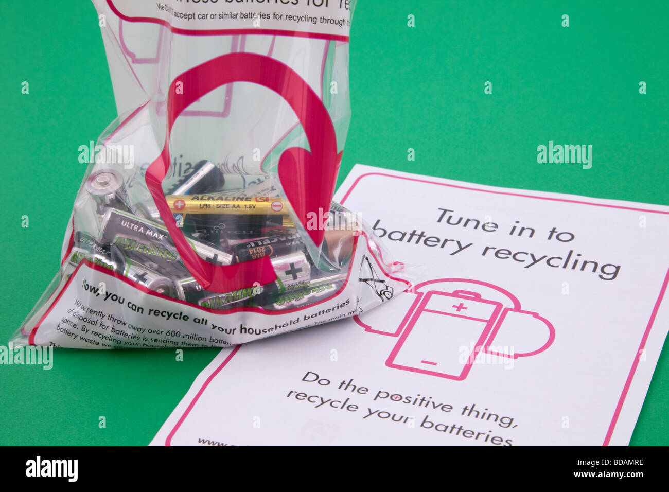 Gebrauchte Batterien im Akku-Recycling-Beutel mit Erläuterungen. England Großbritannien Stockfoto