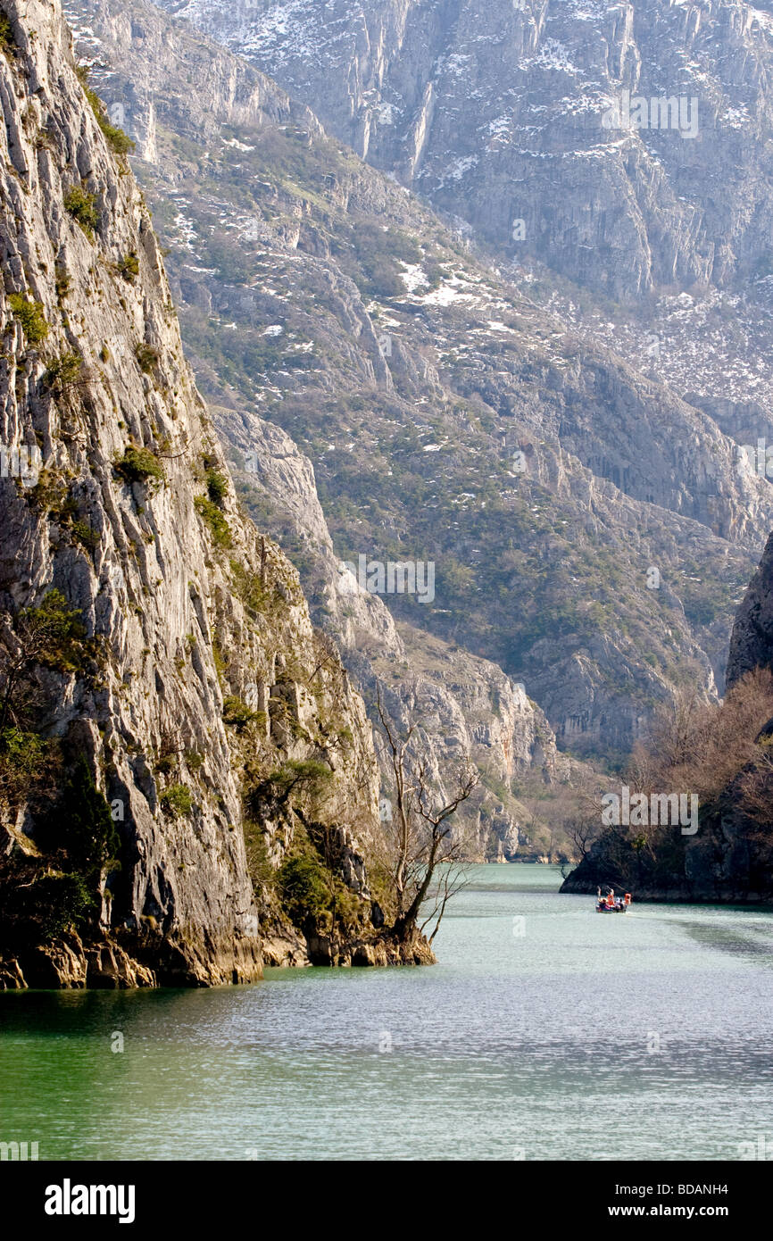 Boot im Fluss Treska auf die Matka Canyon in der Nähe von Skopje Mazedonien Stockfoto