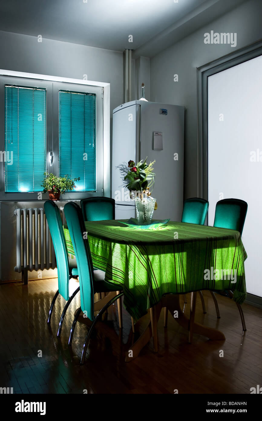 Innenausbau Küche Tisch Hdr-Foto mit mehreren Lichtquellen Stockfoto