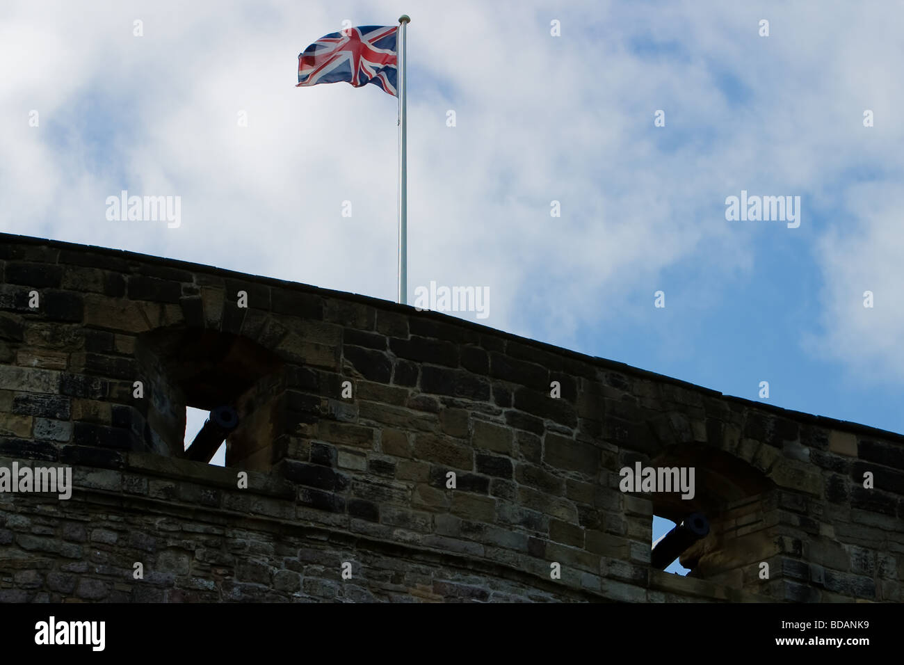 Der Union Jack Flagge weht über der Stadtmauer von Edinburgh Castle Stockfoto