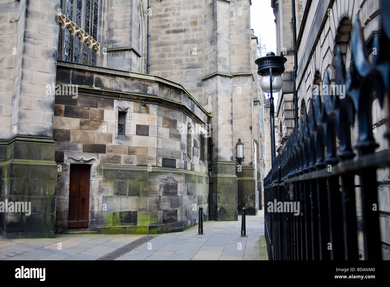 Reling führen rund um St Files Cathedral, Edinburgh, Schottland, Parliament Square. Stockfoto