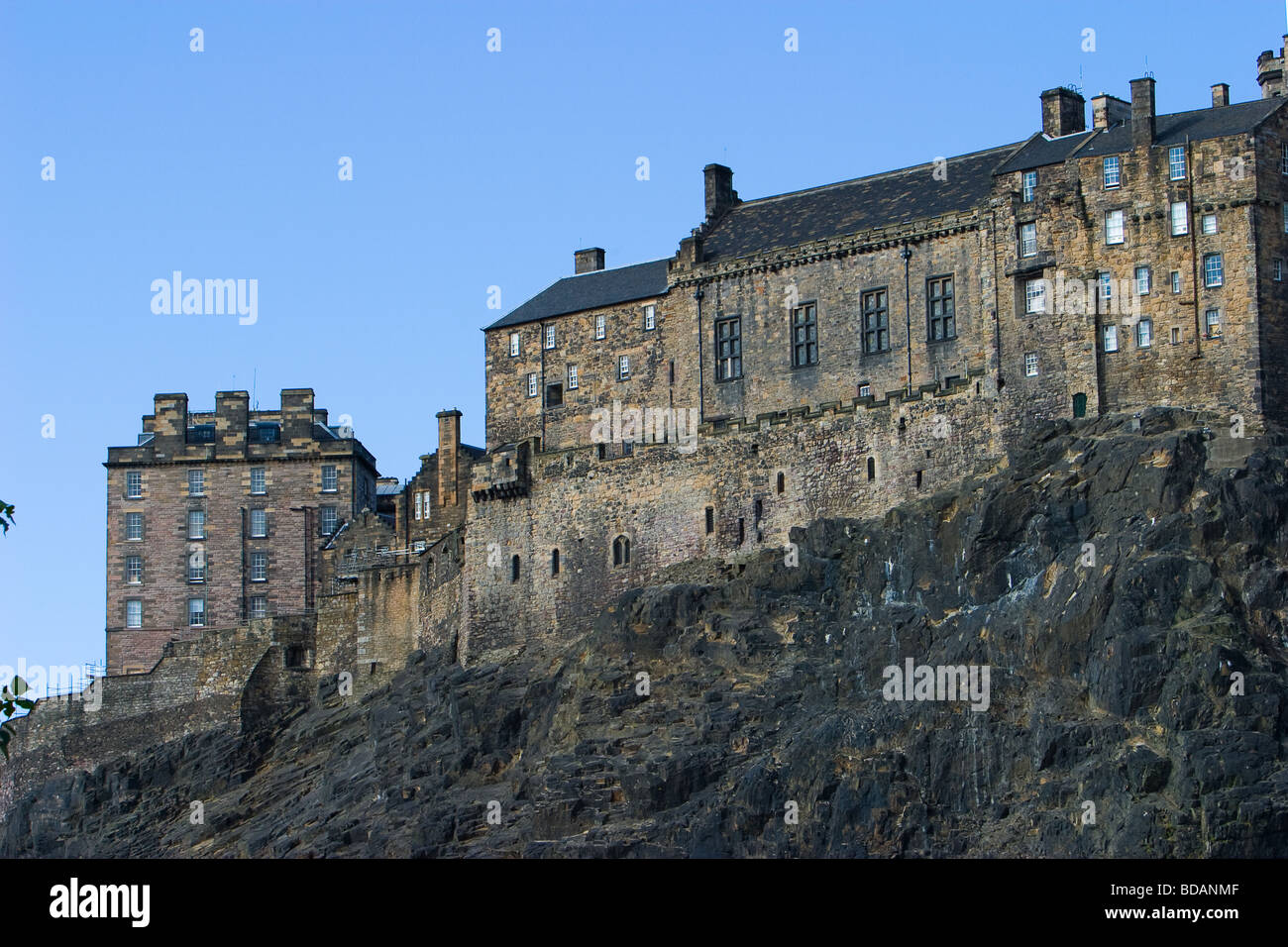 Edinburgh Castle auf Castle Rock mit einem klaren blauen Himmel oben sitzt. Stockfoto