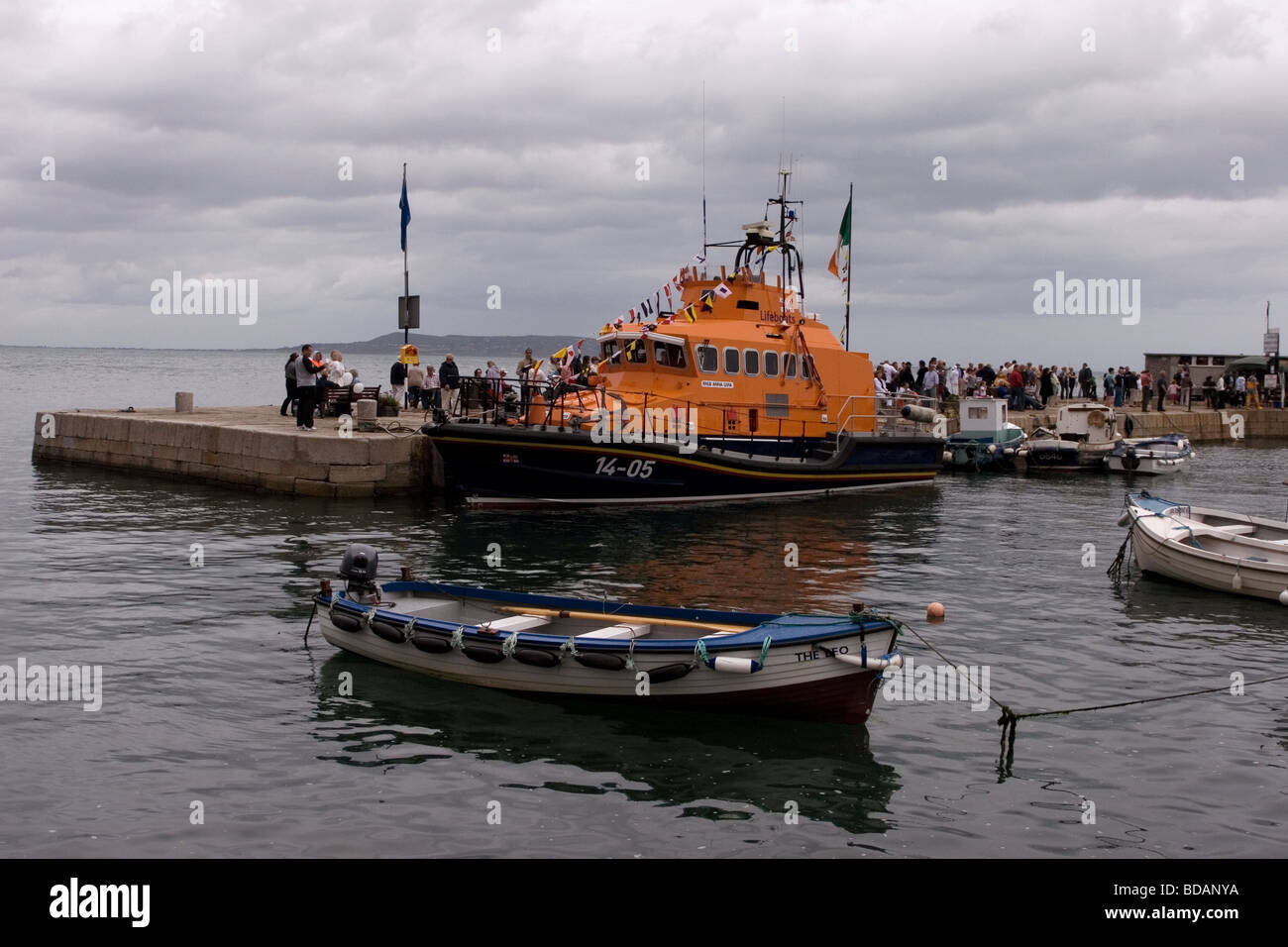 Festgemachten RNLI-Rettungsboot "Anna Livia" vertäut am Hafen von Bullock, Sandycove, Dublin, Irland für "Segen der Boote" Zeremonie Stockfoto