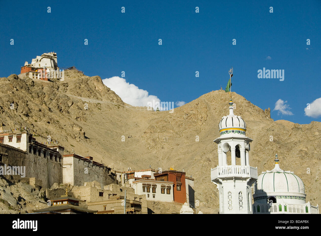 Moschee in einer Stadt mit einer Festung und Gompa im Hintergrund, Jami Masjid Moschee Sieg Fort, Leh, Ladakh, Jammu und Kaschmir, Indien Stockfoto