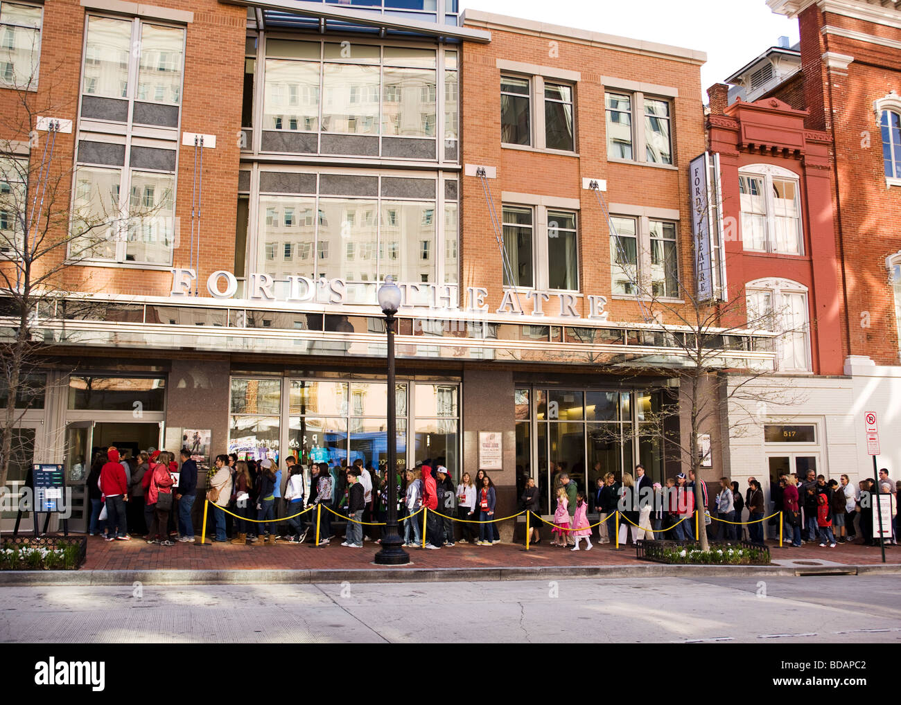 Besuchern stehen in Linie außerhalb Ford es Theater Stockfoto