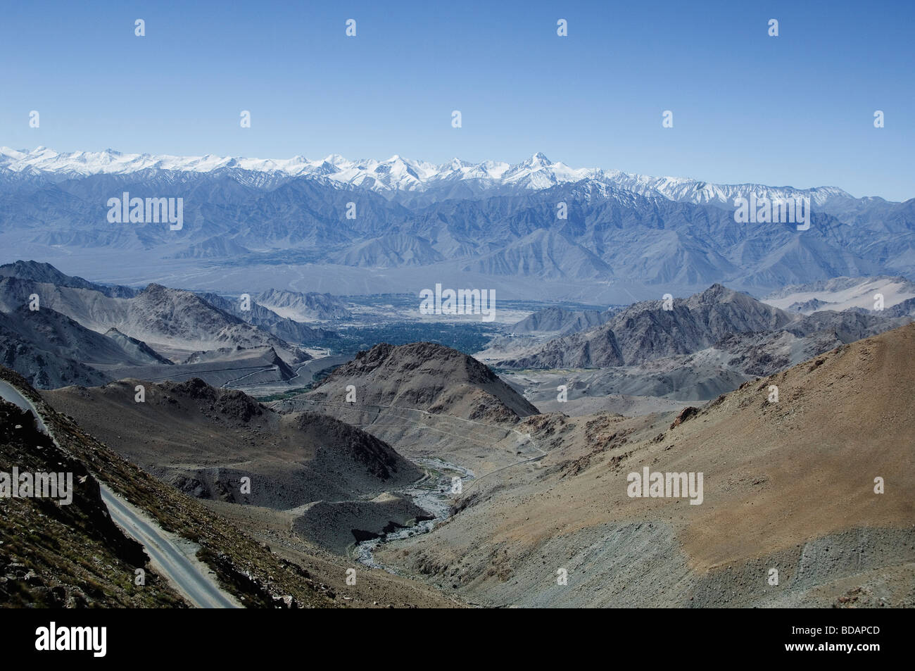 Panoramablick über ein Gebirge, Himalaya, Ladakh, Jammu und Kaschmir, Indien Stockfoto