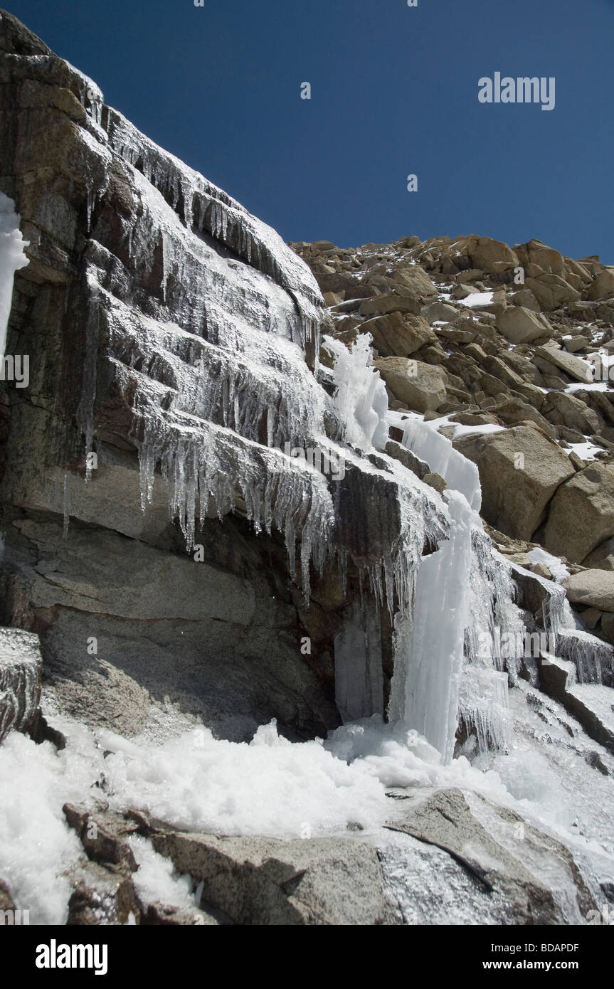 Niedrigen Winkel Ansicht von einem gefrorenen Wasserfall, Ladakh, Jammu und Kaschmir, Indien Stockfoto