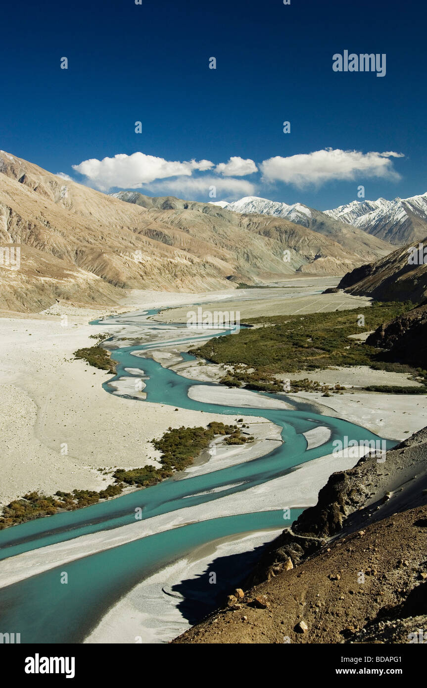 Fluss fließt durch ein Tal, Shyok Fluß Nubra Tal, Ladakh, Jammu und Kaschmir, Indien Stockfoto