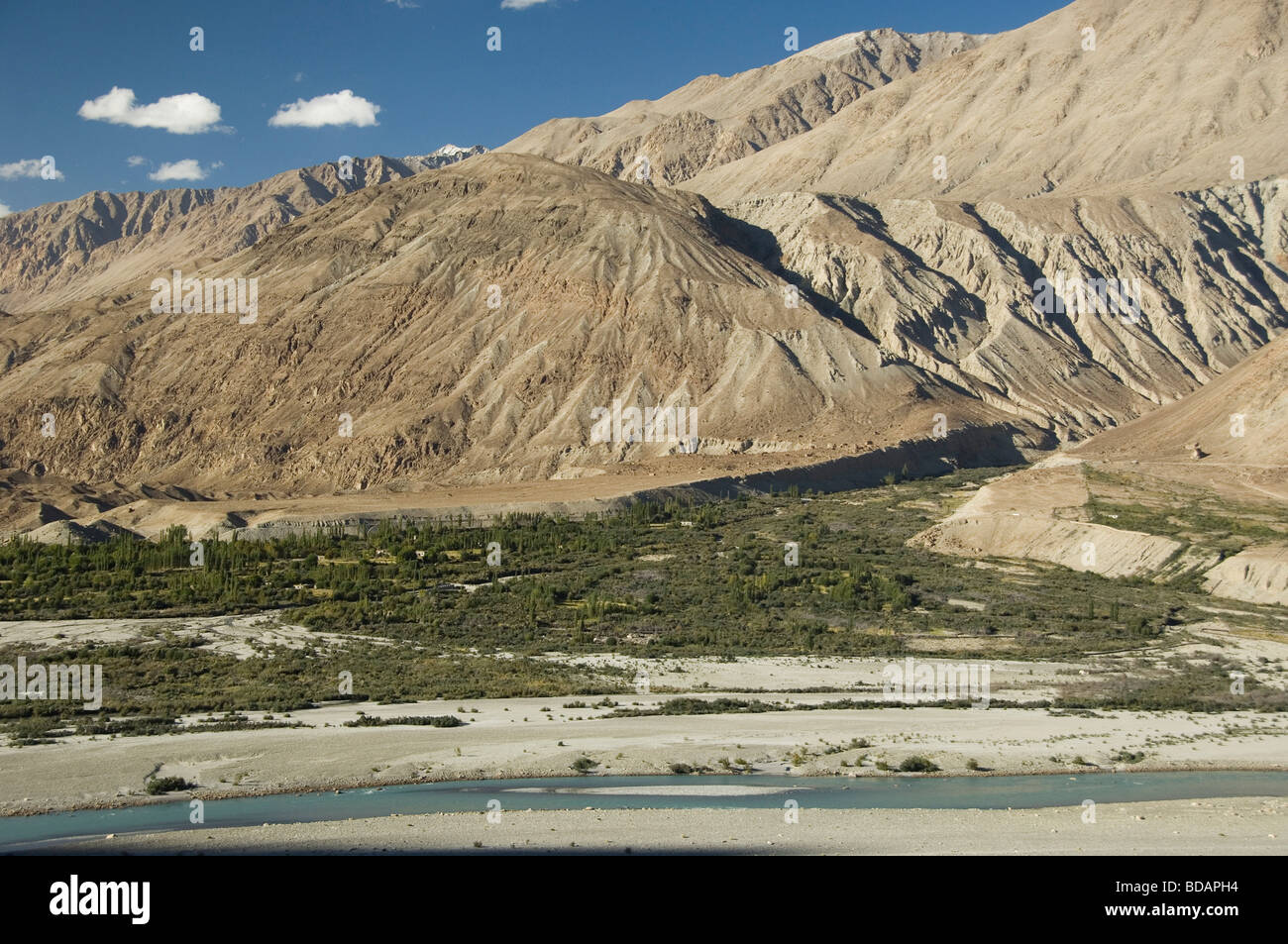 Fluss fließt durch ein Tal, Shyok Fluß Nubra Tal, Ladakh, Jammu und Kaschmir, Indien Stockfoto