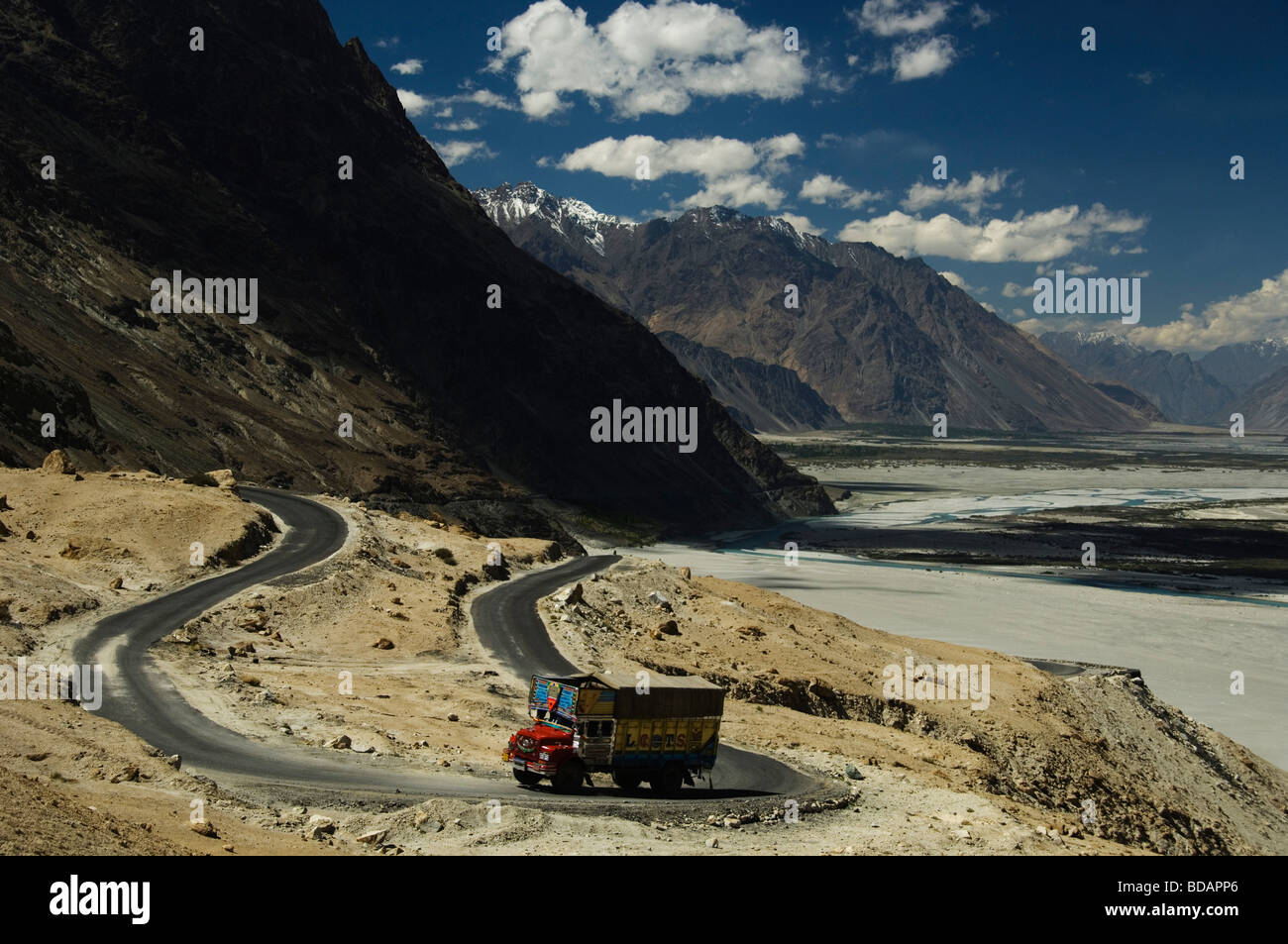 Straße, die durch Bergketten, Shyok Fluß Nubra Tal, Ladakh, Jammu und Kaschmir, Indien Stockfoto