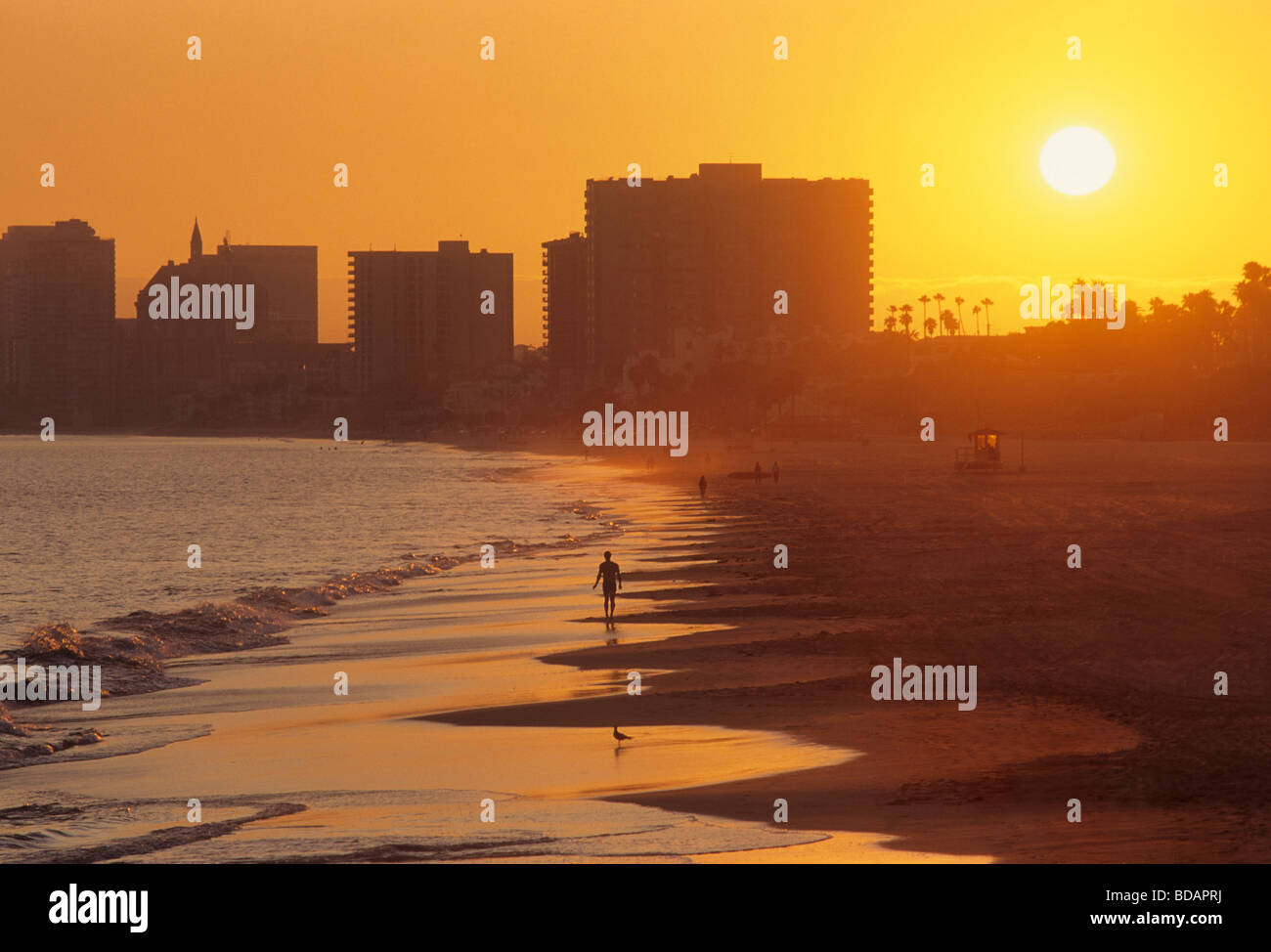 Long Beach Ufer und Skyline bei Sonnenuntergang Stockfoto
