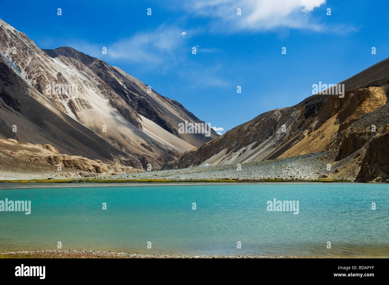 See mit Bergketten im Hintergrund, Pangong Tso See, Ladakh, Jammu und Kaschmir, Indien Stockfoto