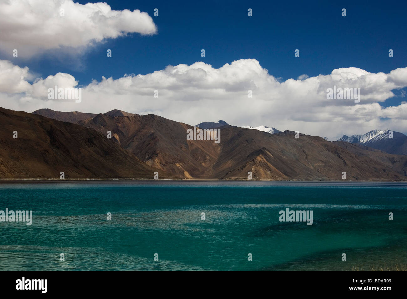 See mit Bergketten im Hintergrund, Pangong Tso See, Ladakh, Jammu und Kaschmir, Indien Stockfoto
