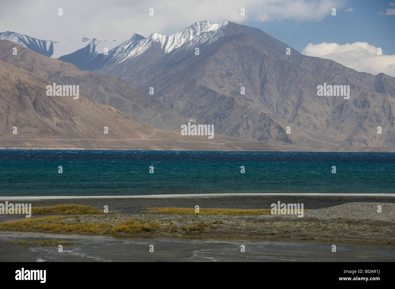 See entlang einer Bergkette, Pangong Tso See, Ladakh, Jammu und Kaschmir, Indien Stockfoto