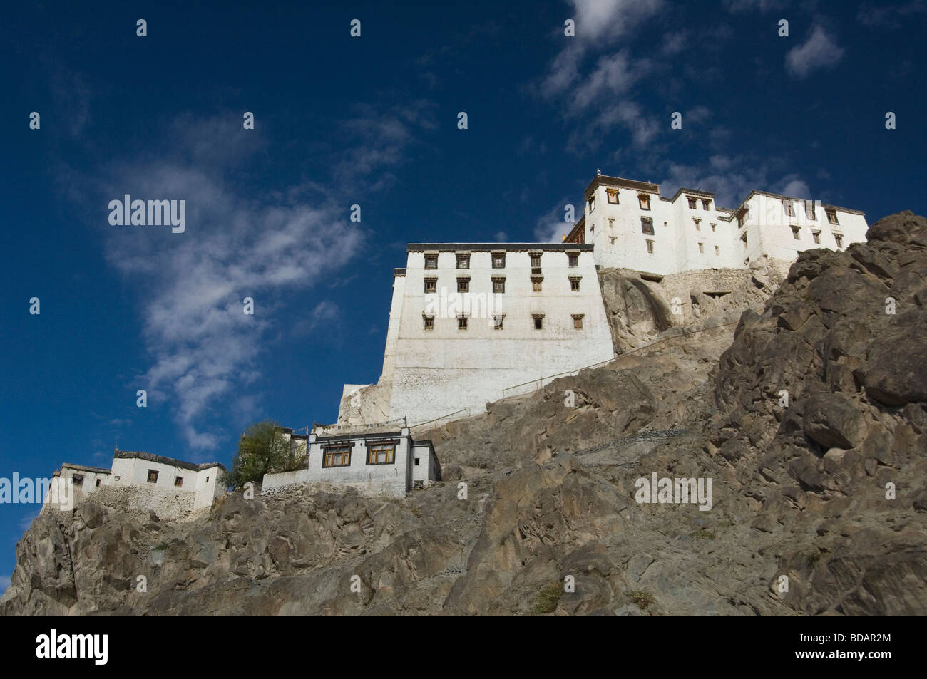 Niedrigen Winkel Ansicht eines Klosters, Spituk Kloster, Ladakh, Jammu und Kaschmir, Indien Stockfoto