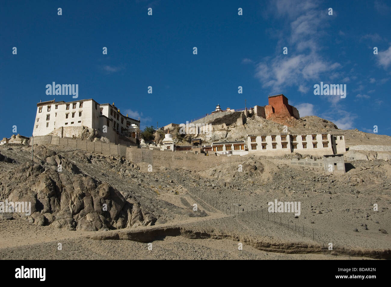 Niedrigen Winkel Ansicht eines Klosters, Spituk Kloster, Ladakh, Jammu und Kaschmir, Indien Stockfoto