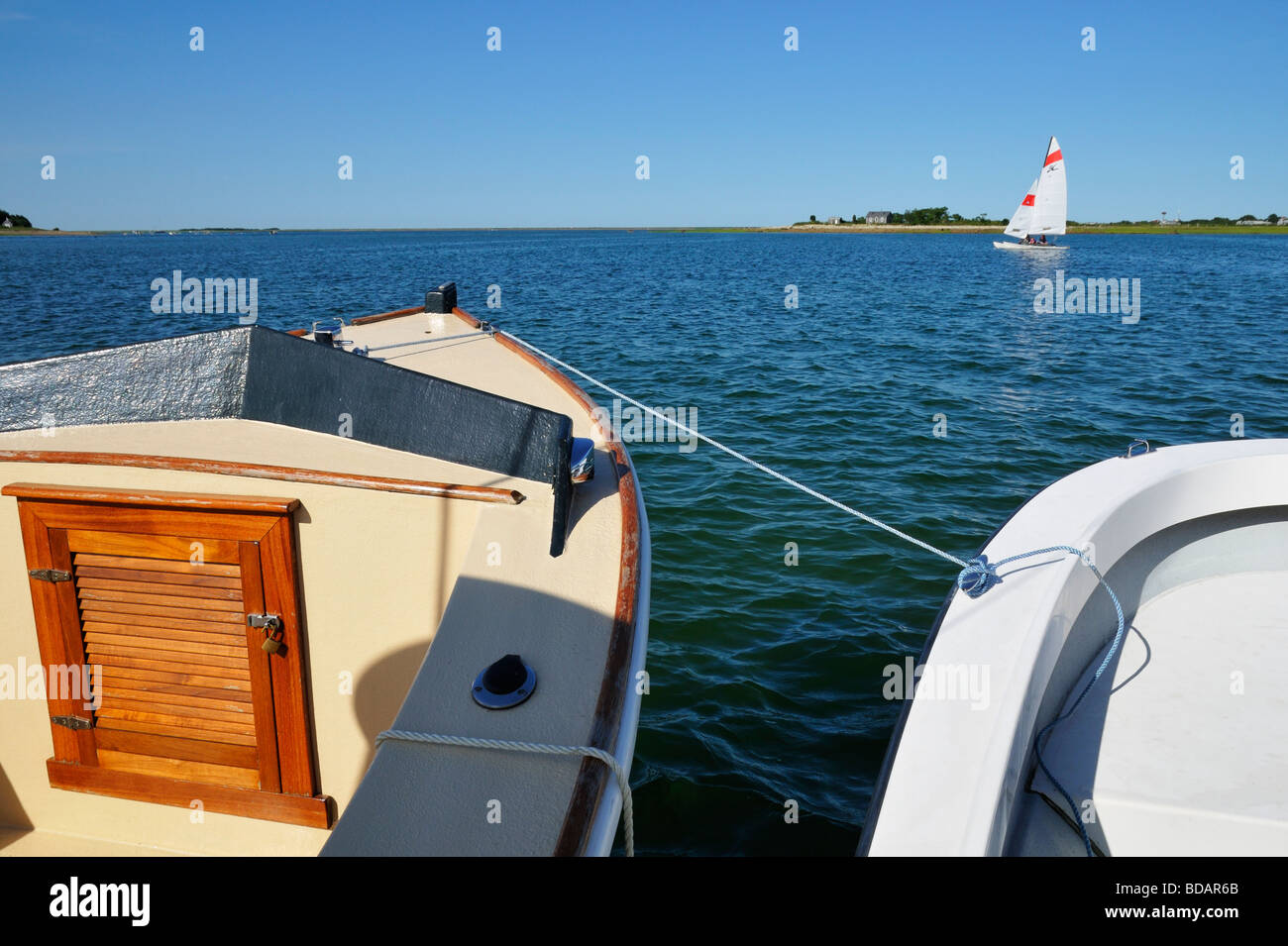 Ein Segelboot, das die Cape Code Bucht zwischen Plymouth Beach Point und Saquish Neck, MA überquert Stockfoto