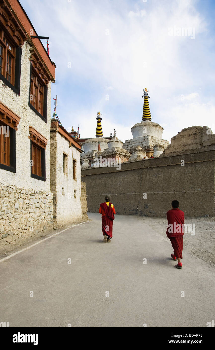 Zwei Mönche, die zu Fuß in ein Kloster, Gästehaus, Ladakh, Jammu und Kaschmir, Indien Stockfoto