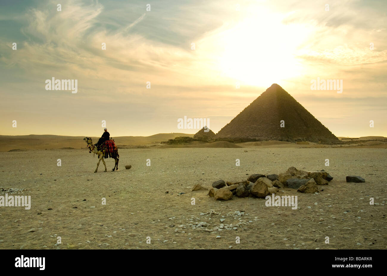 Ein Kamelreiter bei der Pyramide von Gizeh, Ägypten. Stockfoto