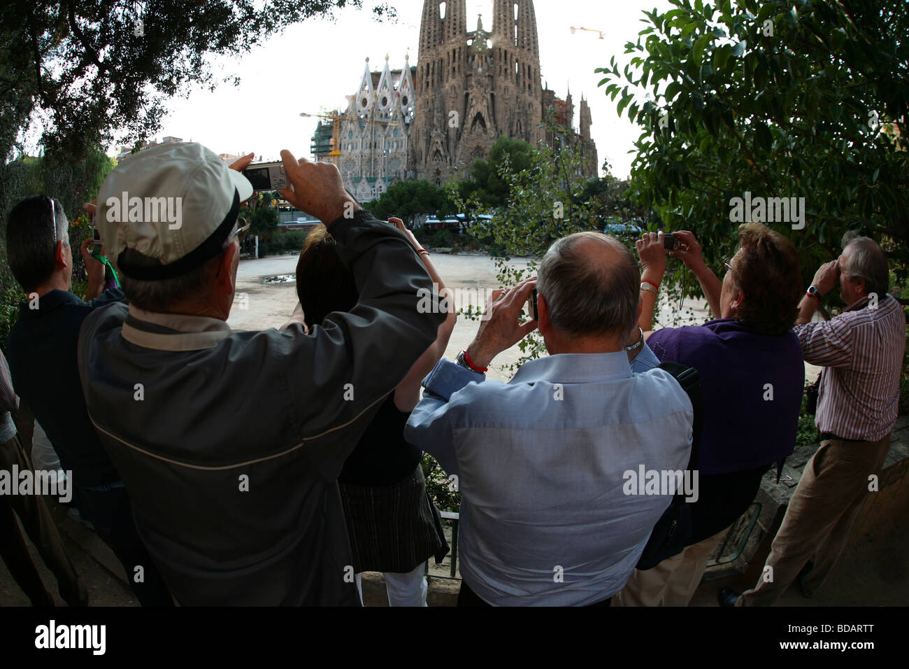 Menschen, die die Bilder von der Sagrada Familia in der Stadt Barcelona in Spanien Stockfoto