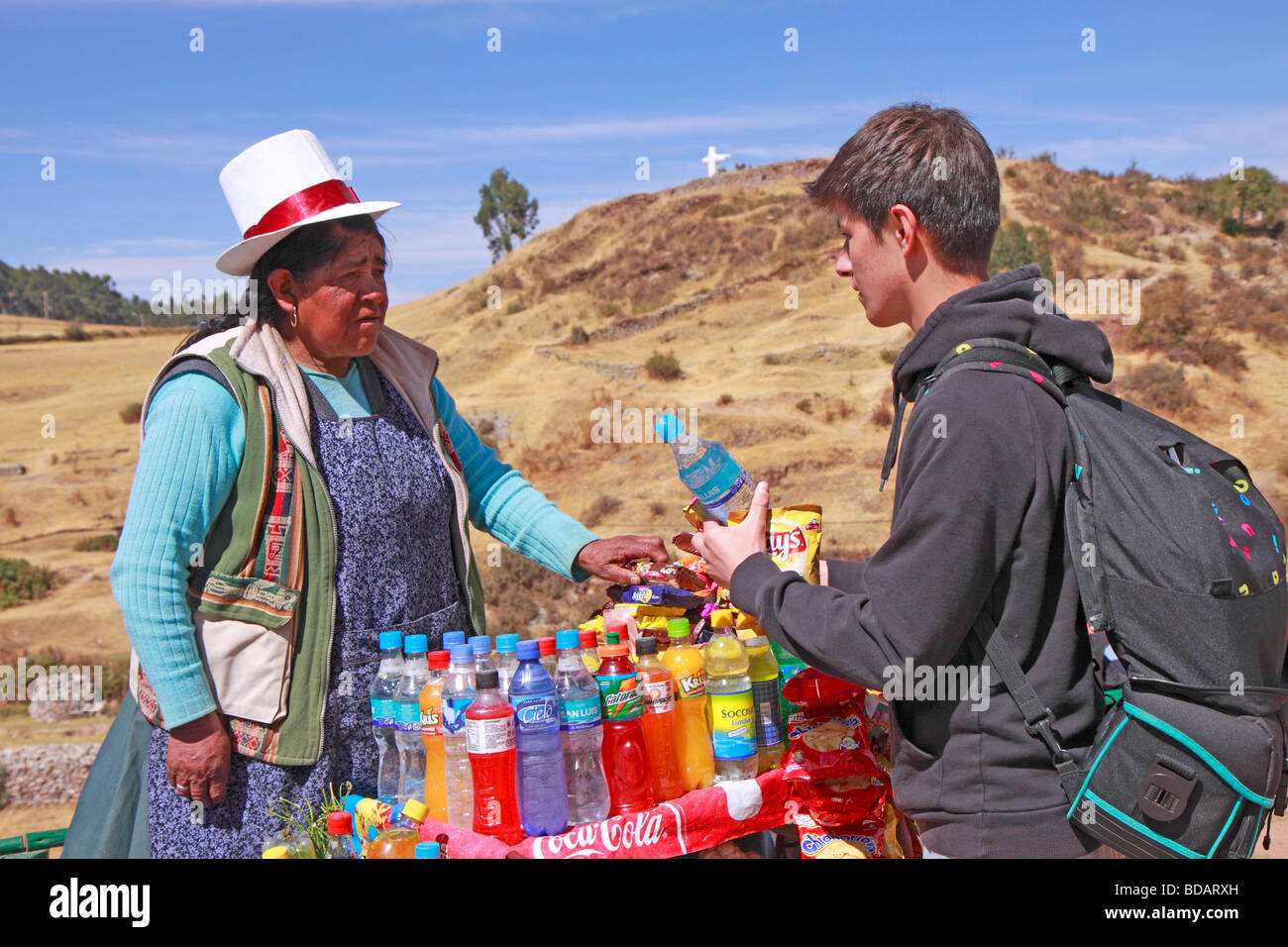 eine einheimische Frau verkaufen Getränke, Cuzco, Peru, Südamerika Stockfoto